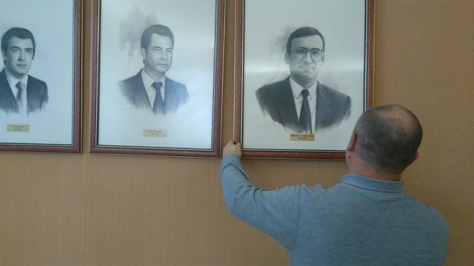 Retirada de cuadros de cuadros de alcaldes en Paterna