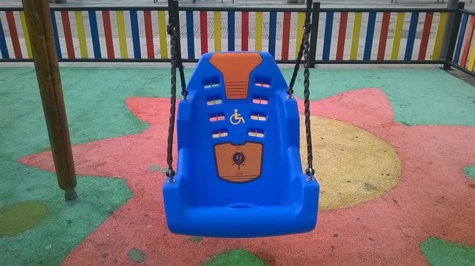 Columpio para menores con discapacidad. 