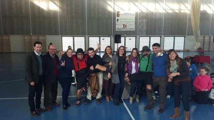 Ruiz (centro) visita el CEIP San José en Palenciana