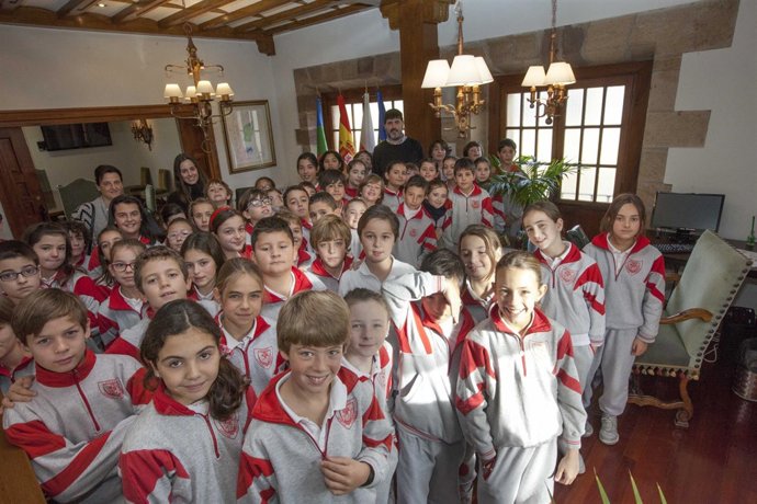 Alumnos del colegio Sagrada Familia en el Ayuntamiento