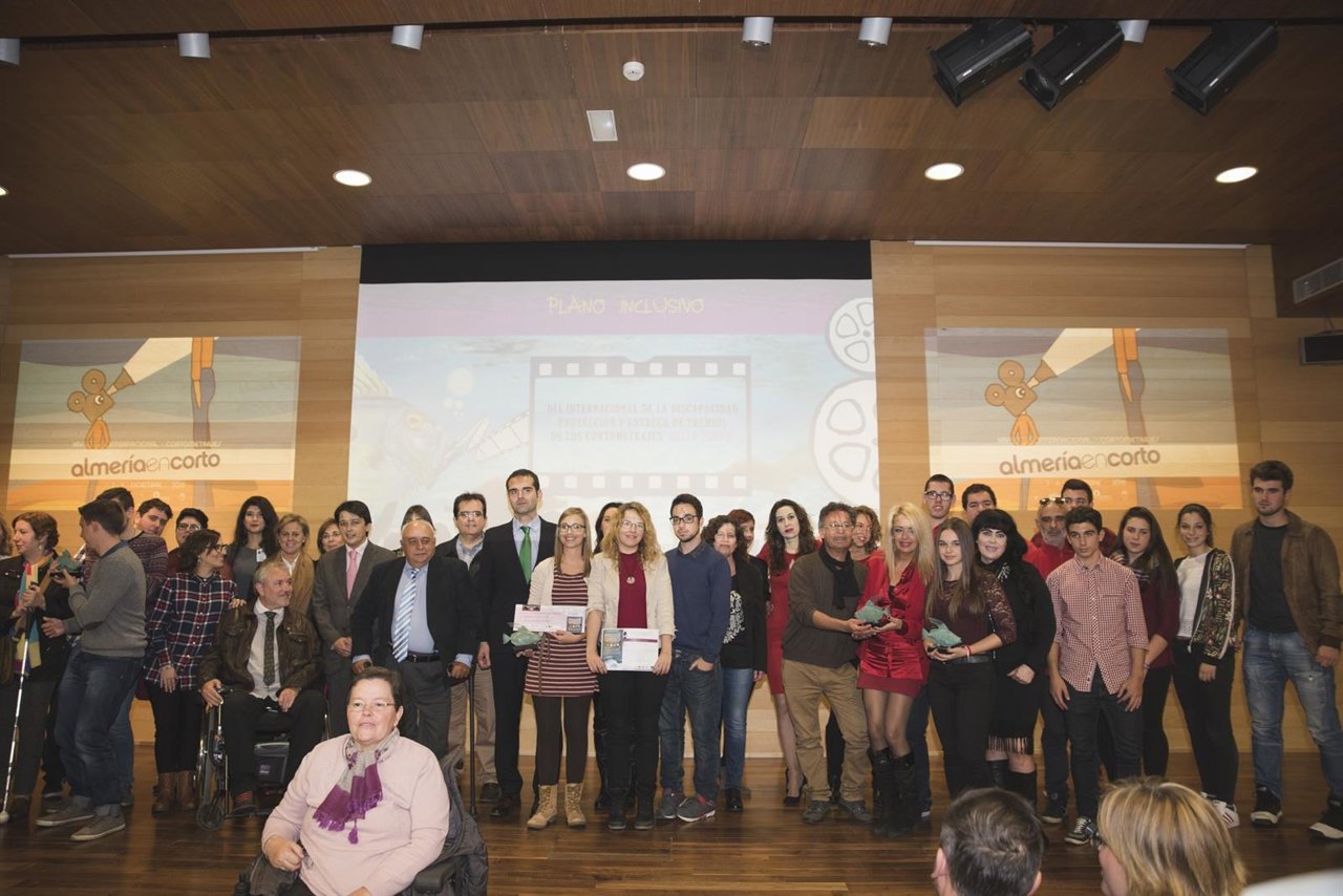 Foto de familia de los participantes en el concurso de cortos 'Gallo Pedro'