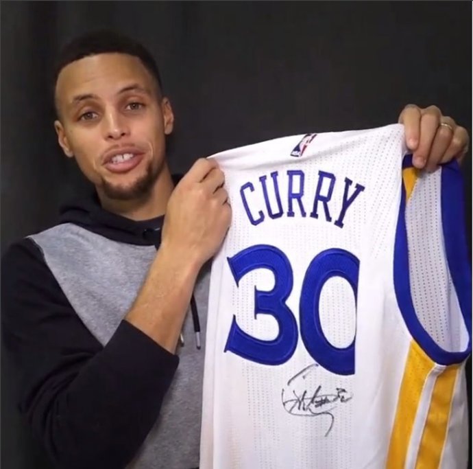 Stephen Curry regala a Messi su camiseta con el número 30