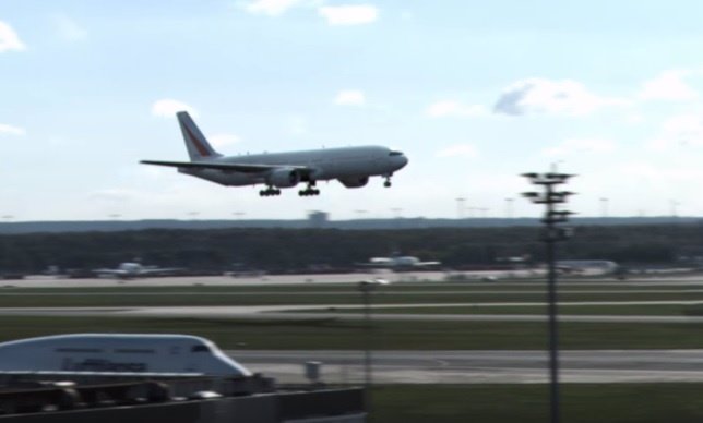 Espectacular aterrizaje de un Boeing 777 con sorpresa final