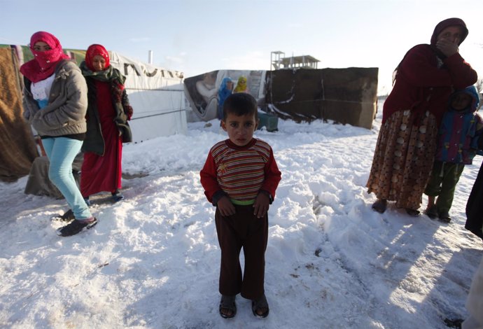 Reacción de un niño sirio ante el frío en un campo de refugiados (en invierno)