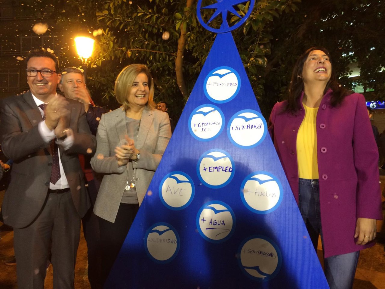 Fátima Báñez, Dolores López y Manuel Andrés González, en un acto de campaña. 