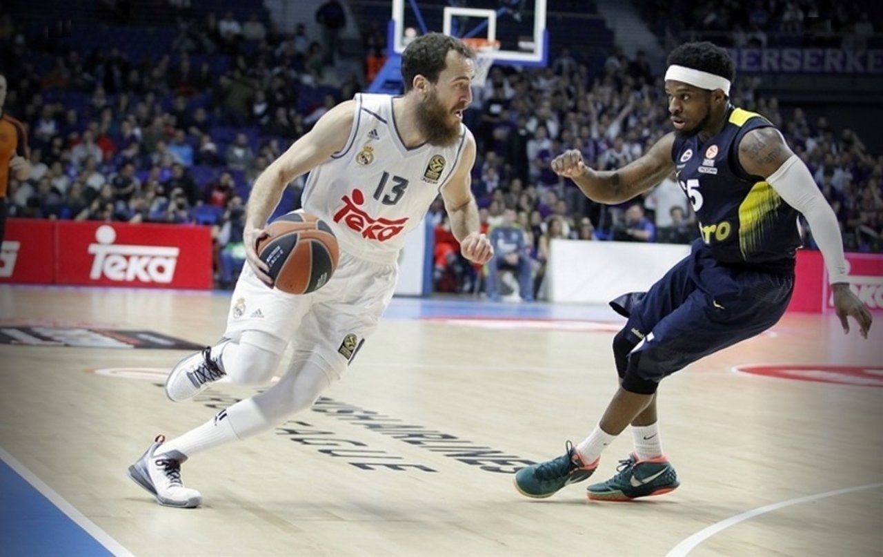 Sergio Rodríguez ante un jugador del Fenerbache en Euroliga