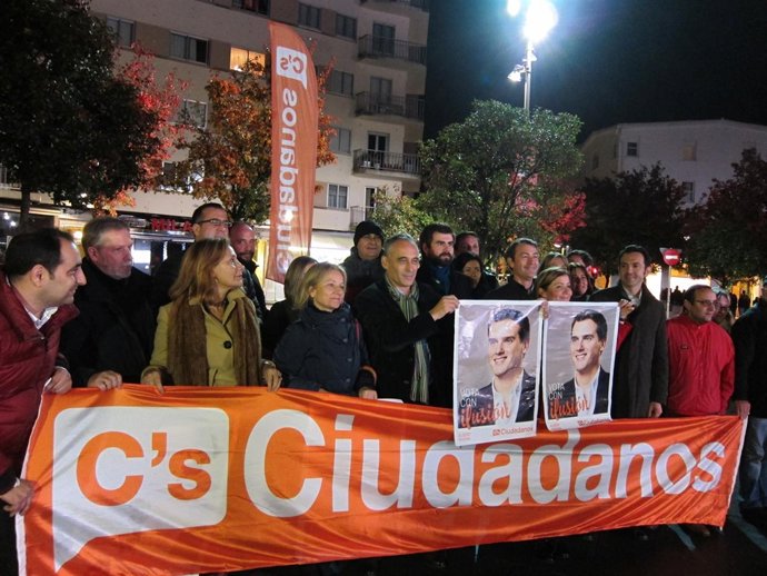 Pegada de carteles de Ciudadanos en Santiago