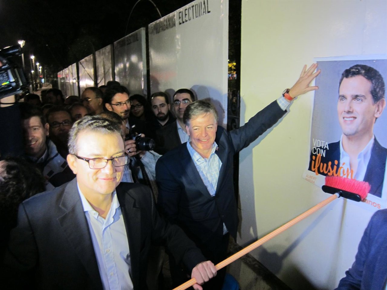 Miguel Garaulet, durante la pegada de carteles