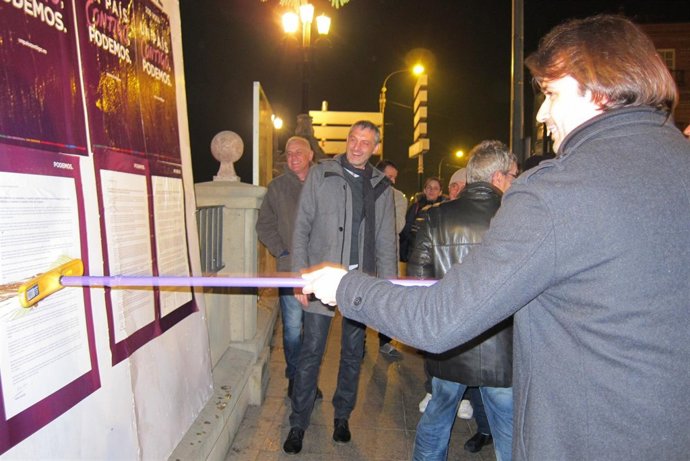 Pegada de carteles Podemos con Javier Sánchez y Óscar Urralburu
