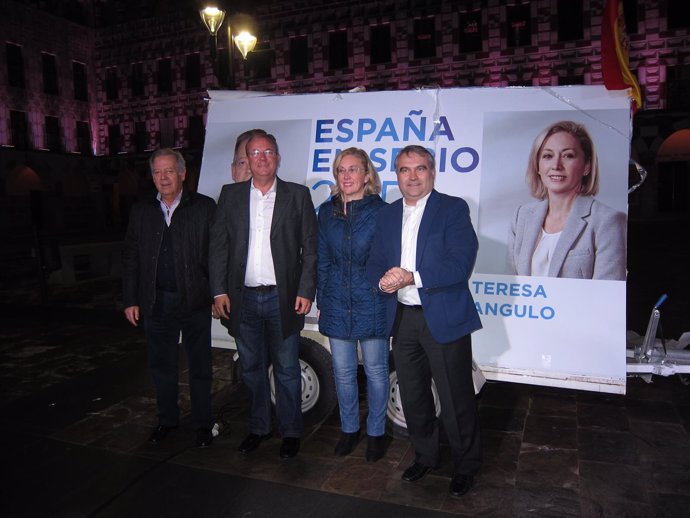 Monago en la pegada de carteles en Badajoz