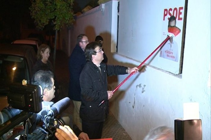 Vara pega un cartel de Pedro Sánchez