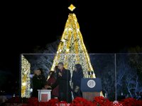 Obama enciende el árbol de Navidad de la Casa Blanca y recuerda a las víctimas del tiroteo de California