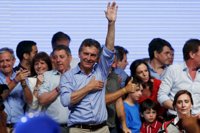 El traspaso de poder en Argentina, empañado por disputa en torno al bastón presidencial