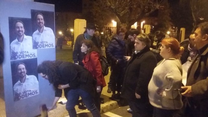 Pegada de carteles de Podemos Cantabria
