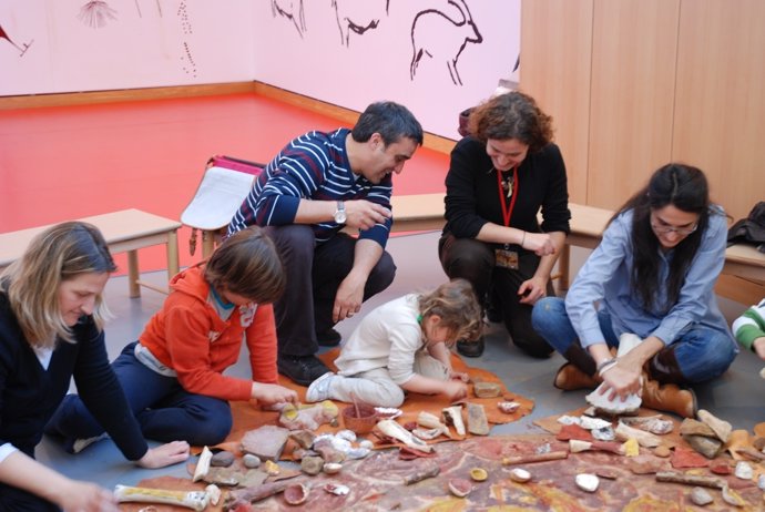Familias en un taller del Museo Altamira