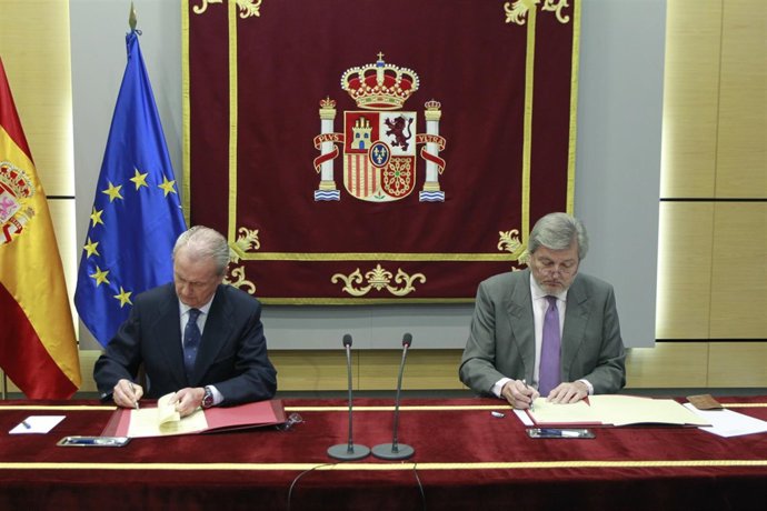 Iñigo Méndez de Vigo y Pedro Morenés firman un Acuerdo marco