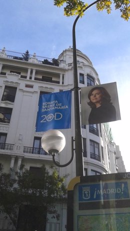 Banderolas con Santamaría en Génova en el primer día de campaña