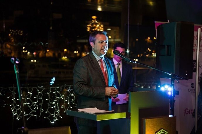 El alcalde de Sevilla, Juan Espada, acudió al acto solidario. 