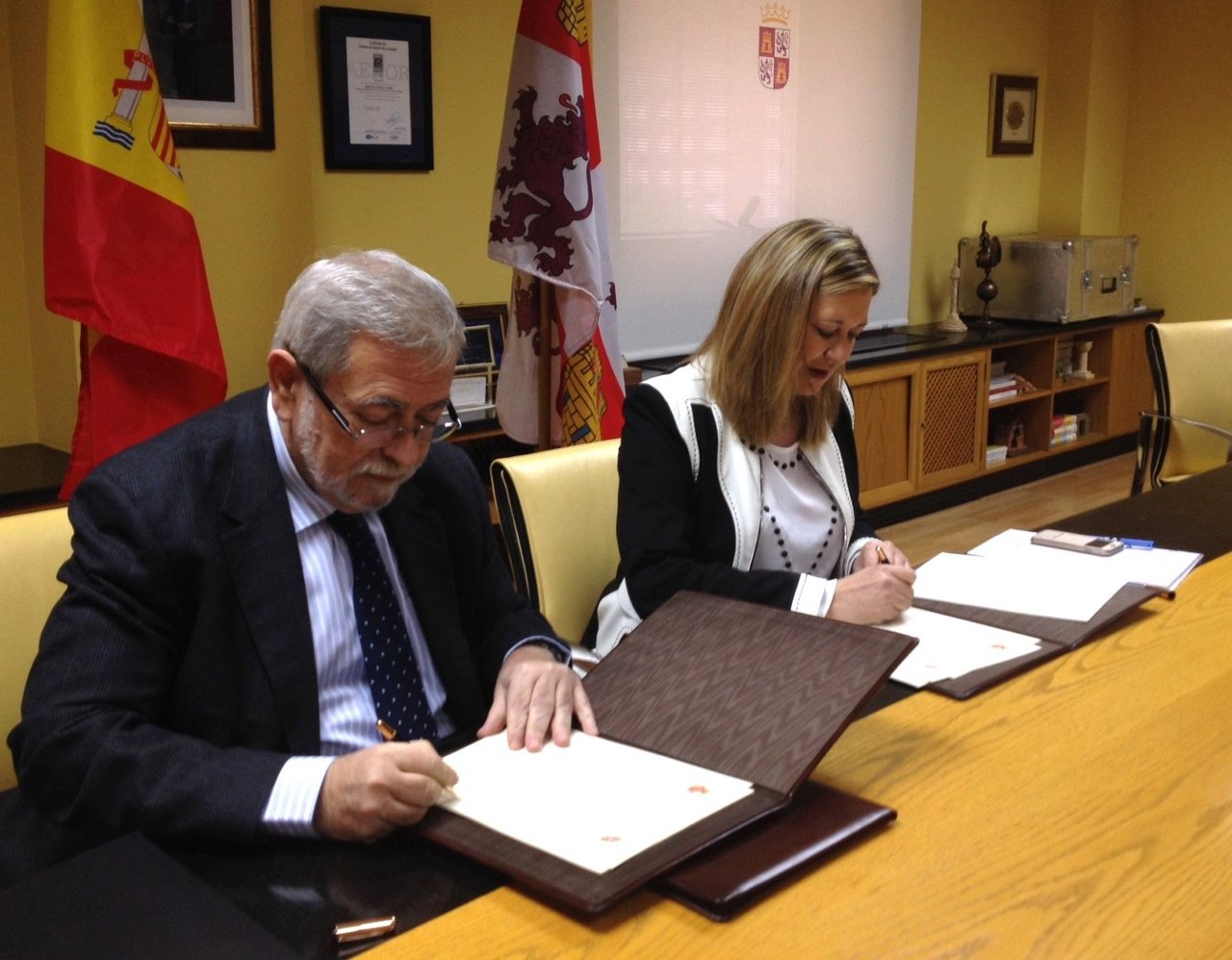 Firma acuerdo Pilar del Olmo y Beteta