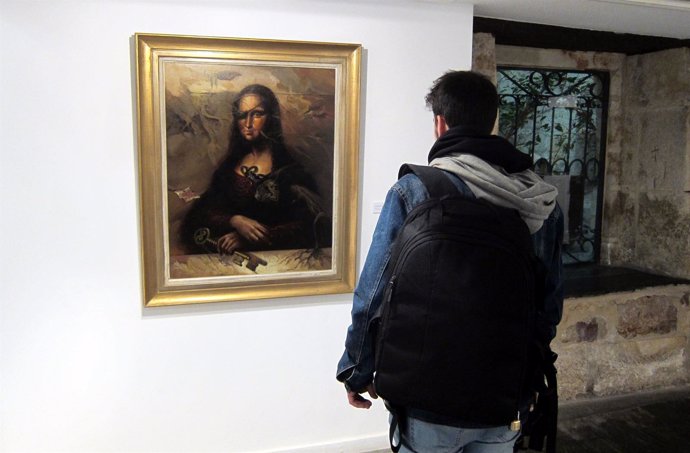 Un joven observa una obra de Manuel Elices en La Salina