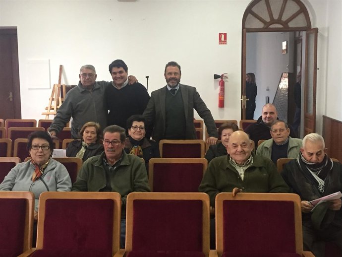 Valdivielso (1d de pie) entrega ayudas de adecuación funcional de viviendas.