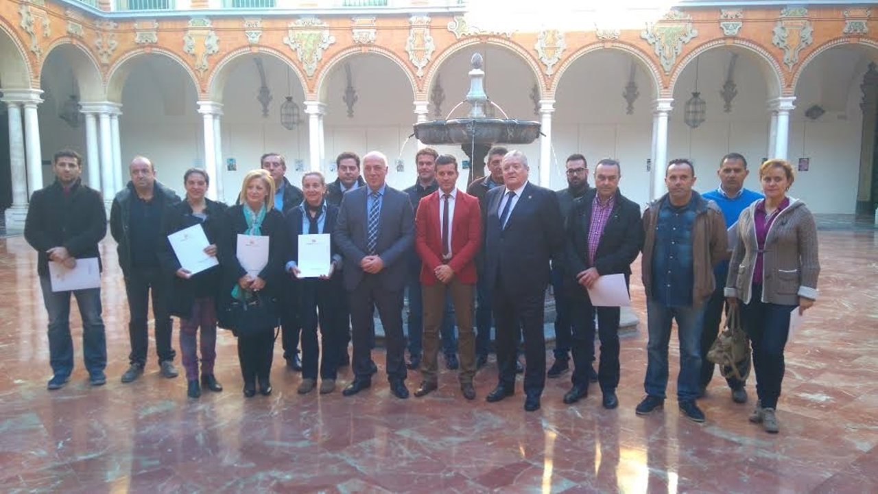 Antonio Ruiz (centro) acompañado de las asociaciones beneficiarias