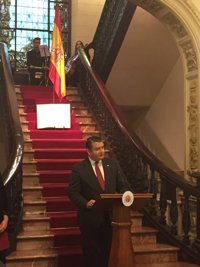 Sanz advierte de que "a ningún parlamento ni partido político le corresponde definir lo que es España"