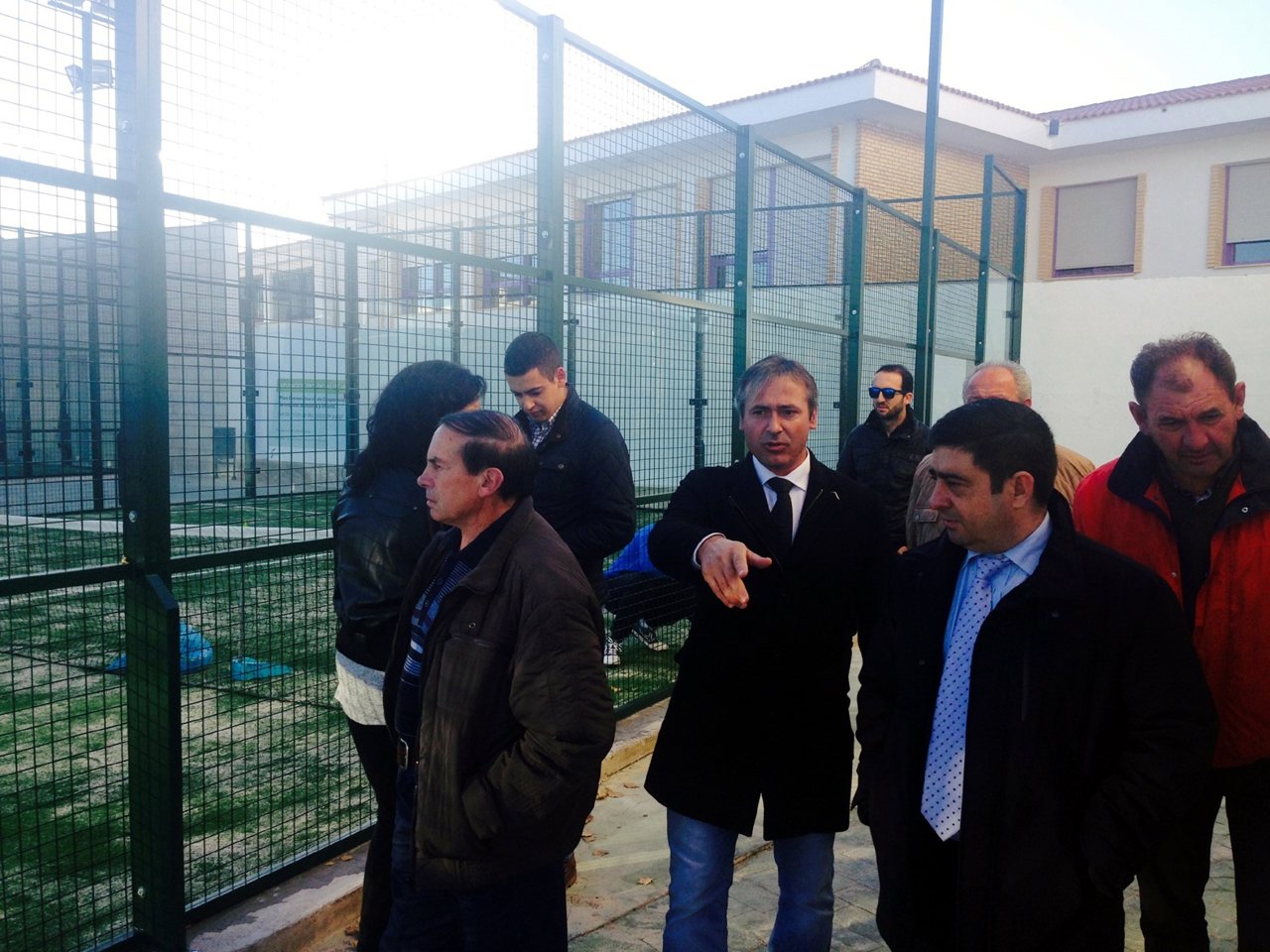 Reyes (1d) visita las pistas de pádel construidas en Noalejo.