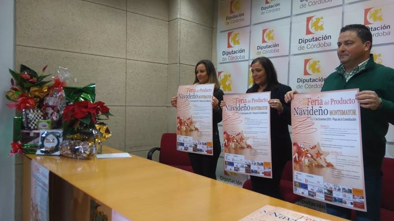 Carrillo (centro) presenta el cartel de la III 'Feria del Producto Navideño'