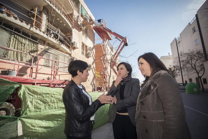 Las delegadas en Granada en el barrio del Almanjáyar visitando las obras.