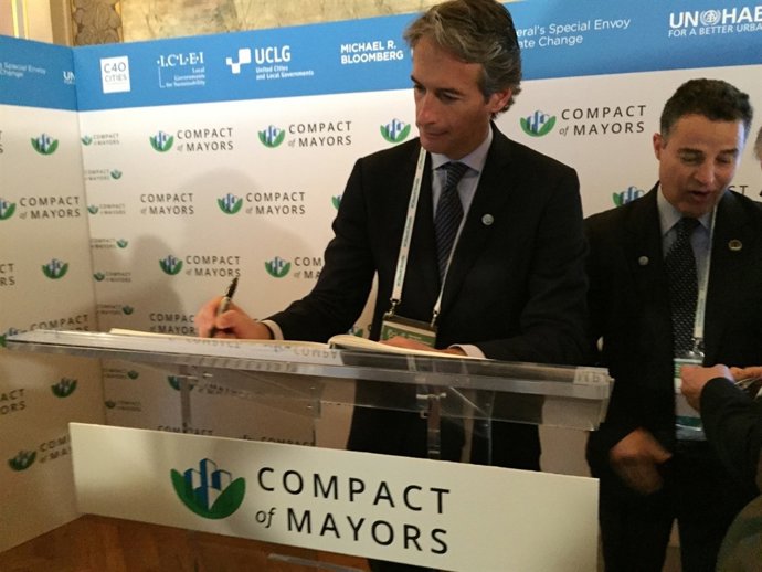 De la Serna firma la adhesión de Santander a la Coalición de Alcaldes en París