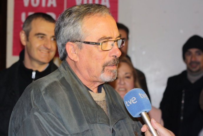 José Antonio Sotomayor, durante la pegada de carteles
