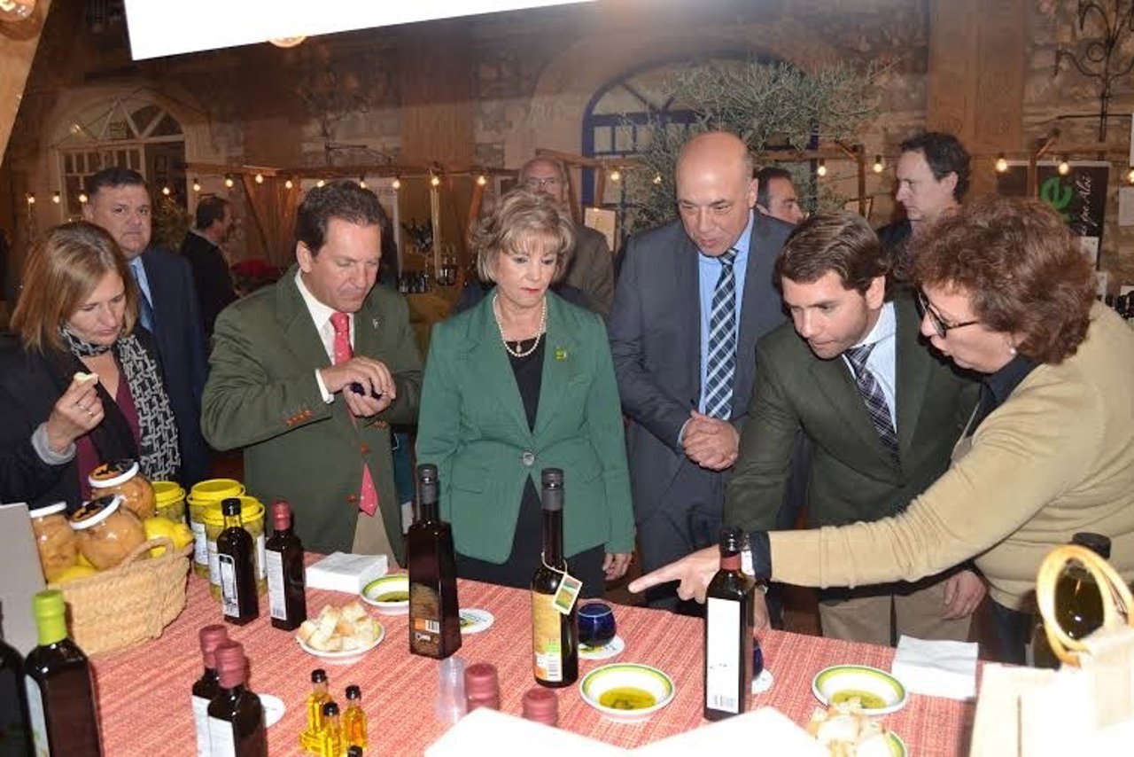 Ruiz (centro) inaugura la III 'Feria del Aceite Fresco'