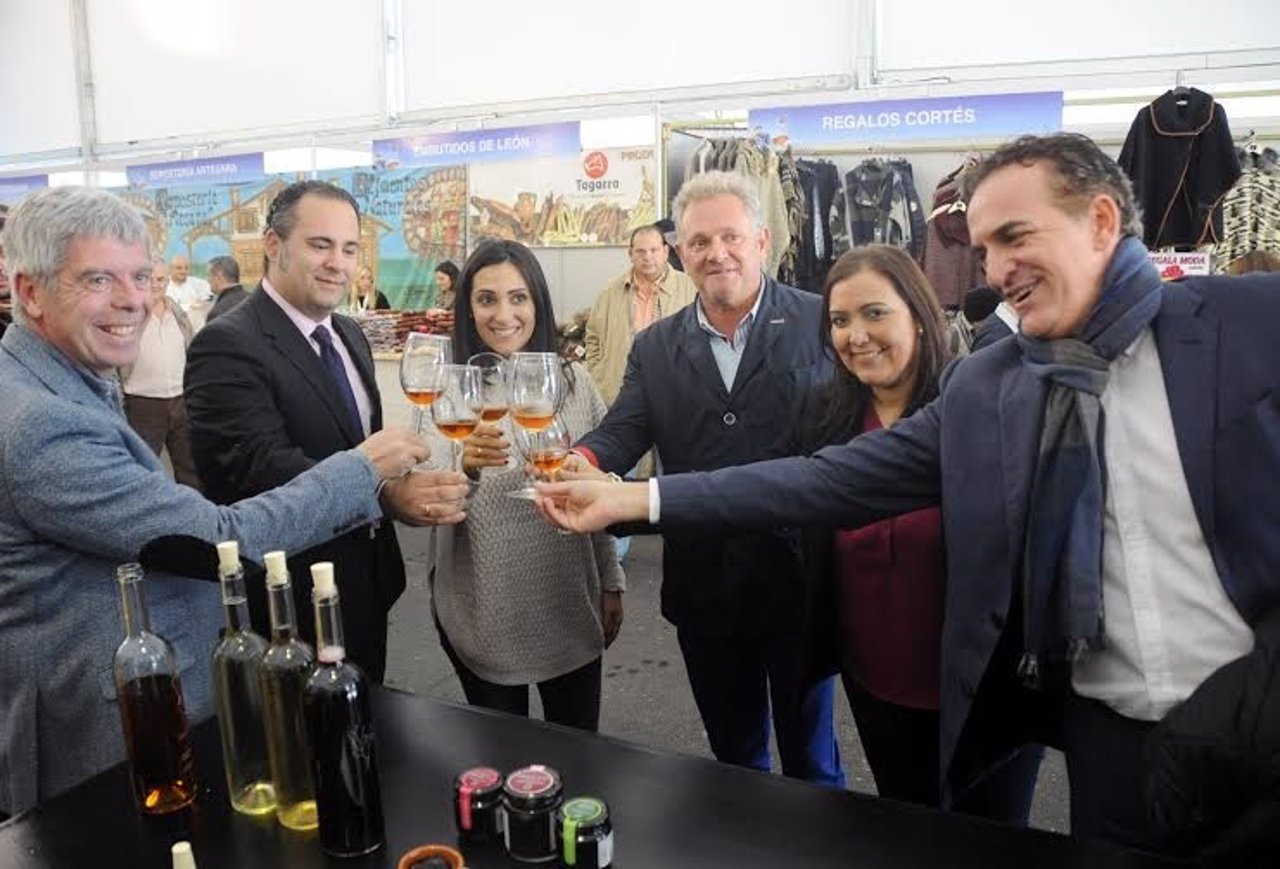 Ana Carrillo (dcha.) inaugura la Feria del Regalo, Artesanía y Alimentación