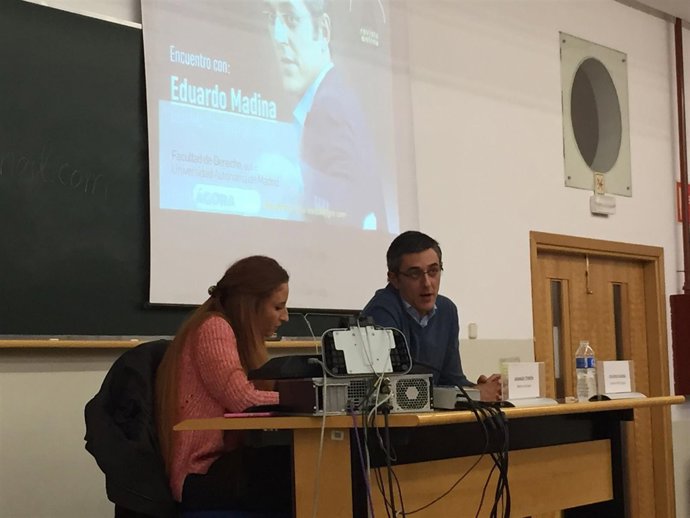 Eduardo Madina en el encuentro de la Revista Ágora