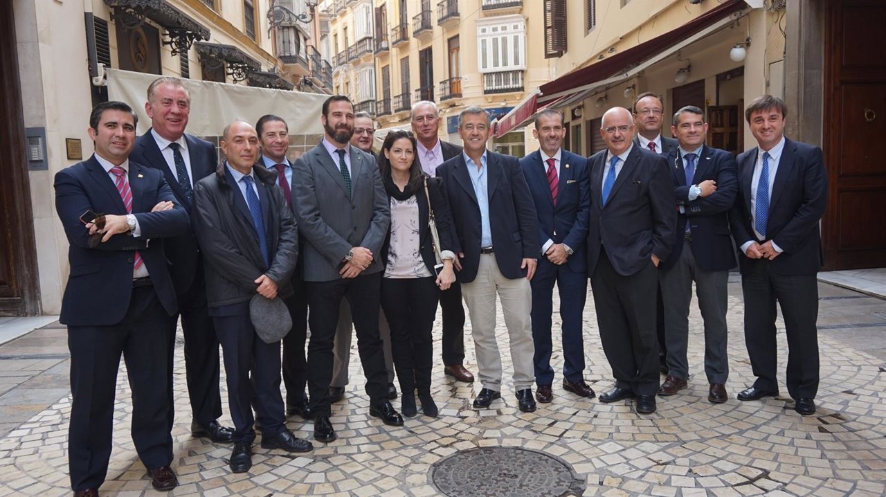 García Urbano (PP) con representantes de los colegios profesionales