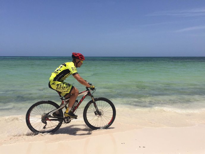Un 'biker' por una playa de Cuba