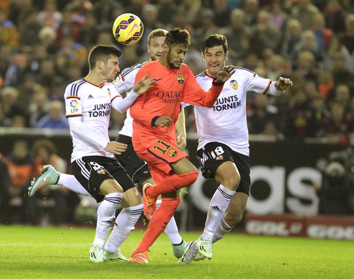 Neymar pelea con Gayá, Mustafi y Barragán en un Valencia-Barcelona