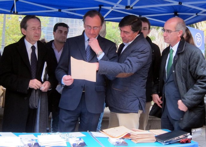 Alonso mira una papeleta de las elecciones con candidatos del PP por Salamanca