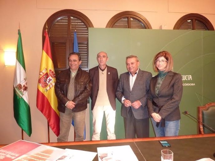 Alcalde (centro) presenta las actividades para el puente de la Constitución