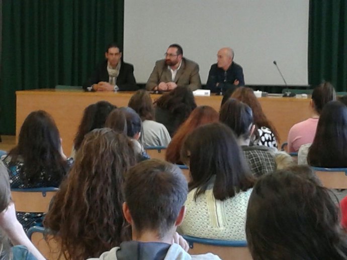 El delegado junto a profesores y alumnos del colegio de Íllora.