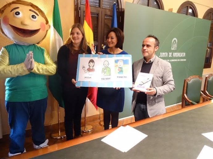 Crespín (centro) presenta el calendario de la Asociación Autismo Córdoba
