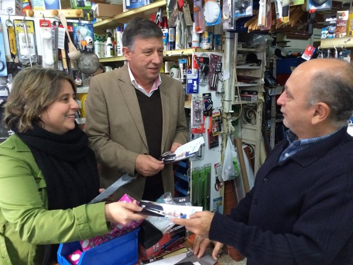 Carmelo Romero, en un reparto electoral en Palos de la Frontera. 