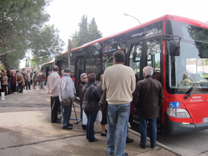 Autobús urbano en el cementerio de Torrero el día de Todos los Santos.