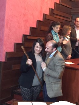 Ágeda Sánchez recibiendo el bastón de mando