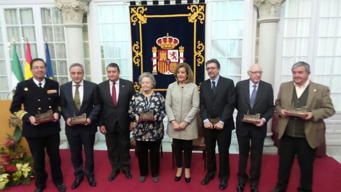 Fátima Báñez y Antono Sanz, junto a los premiados