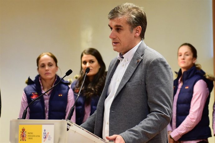 Jorge Dueñas, entrenador seleccion balonmano femenina.