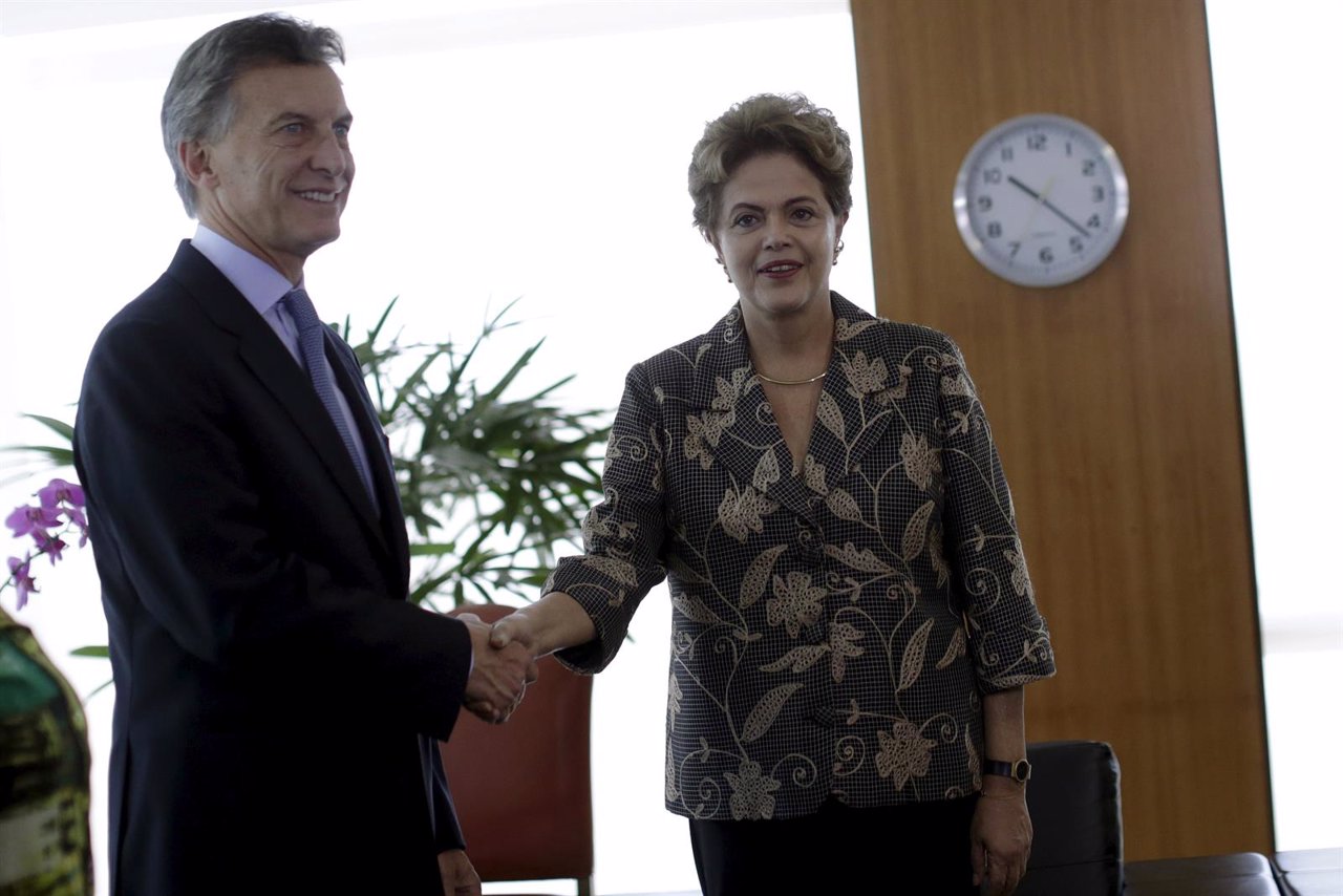 Brazil's President Dilma Rousseff greets Argentina's President-elect Mauricio Ma