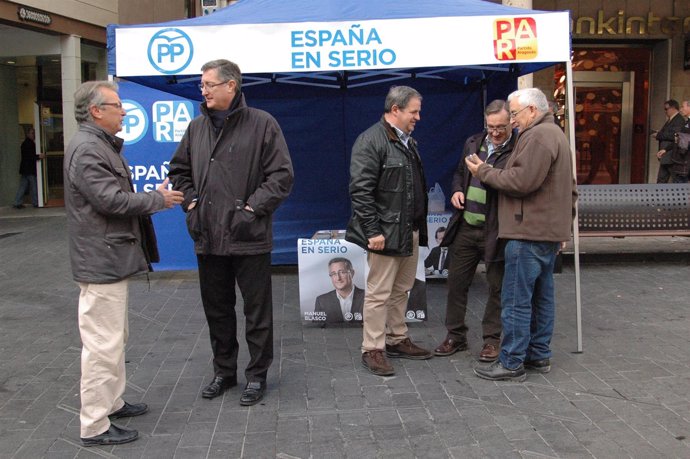Los candidatos del PP-PAR en la carpa en Teruel