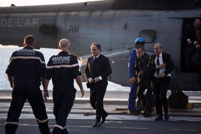 El presidente de Francia, François Hollande, visita el 'Charles de Gaulle'